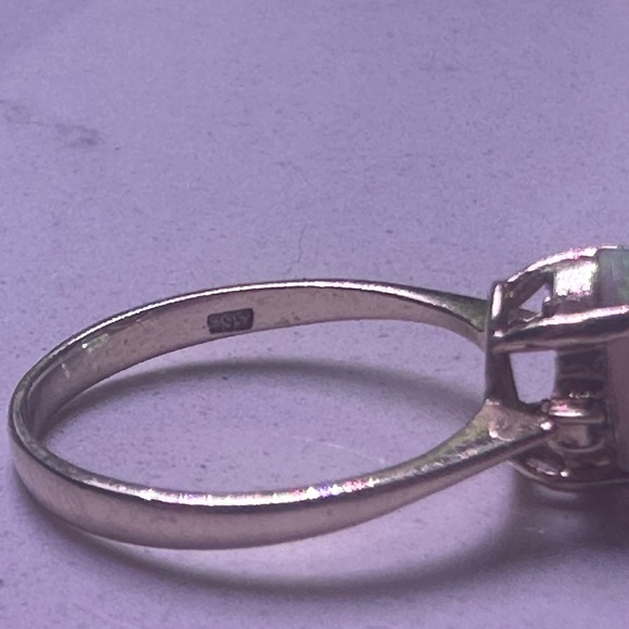 Elegant Gold Opal Ring - Picture 4 of 4